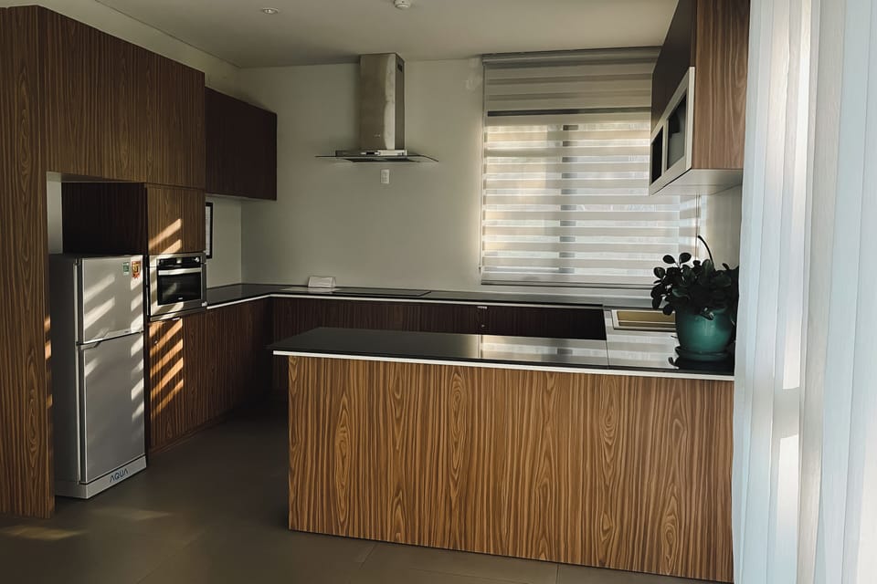 Coffee/tea maker, full-size fridge