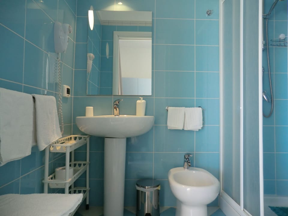 Panoramic Double Room, 1 Bedroom, Ensuite, Sea View | Bathroom | Shower, free toiletries, hair dryer, bathrobes
