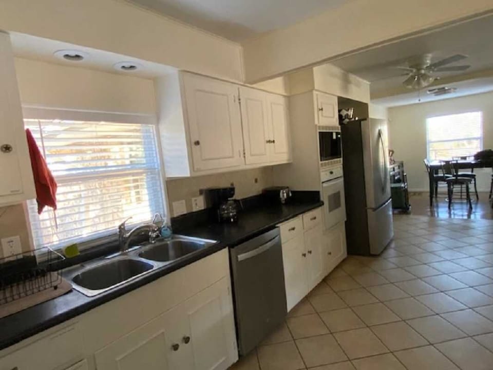 Efficient appliances and plenty of airy space make the Lakehouse's country kitchen a creative cook's delight!
