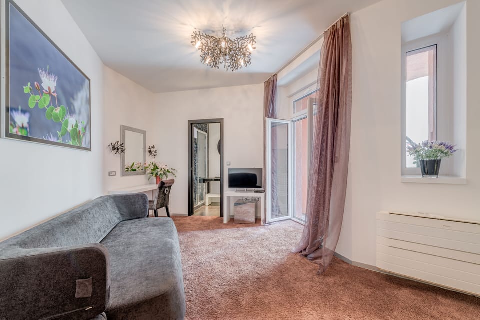 Deluxe Double Room with Jacuzzi and Balcony | Premium bedding, Select Comfort beds, in-room safe, desk