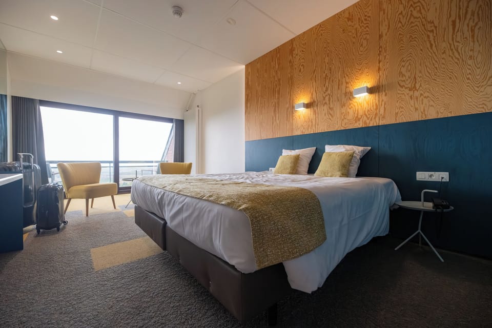 Panoramic Room, 1 King Bed | In-room safe, soundproofing, WiFi (free), bed sheets