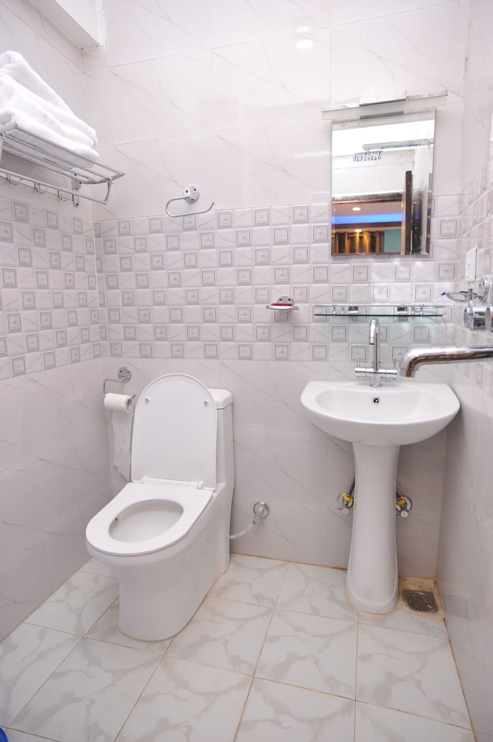 Deluxe Triple Room | Bathroom | Shower, hydromassage showerhead, free toiletries, hair dryer