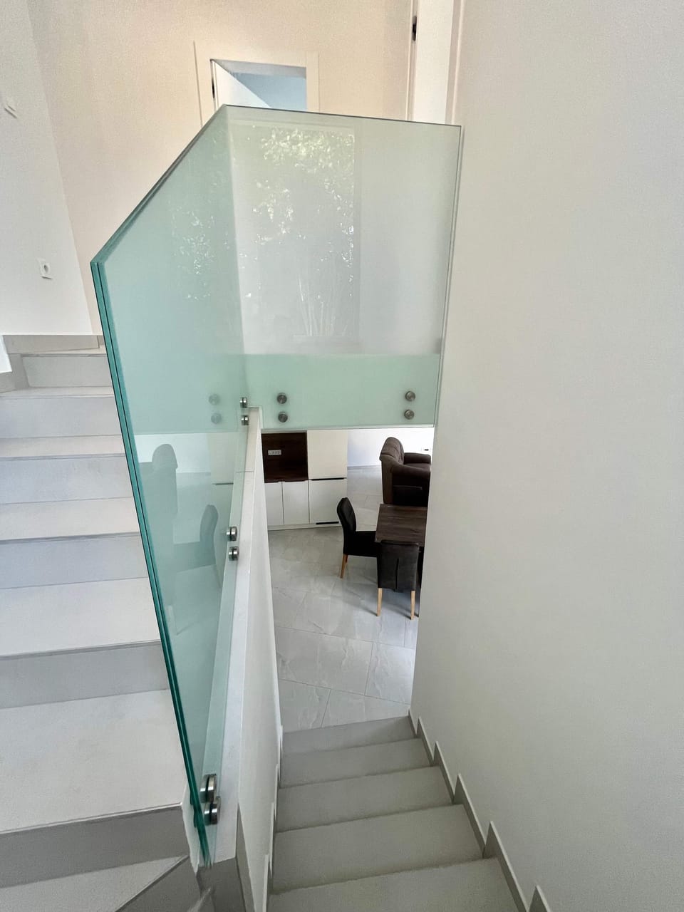 Stairway with glass side fence.