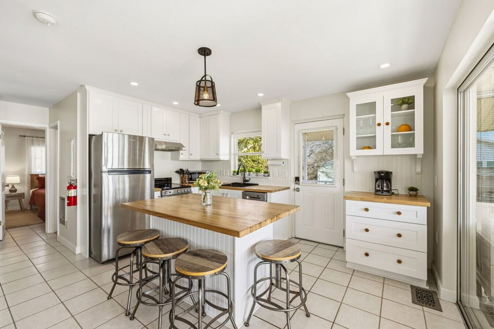 Upstairs Kitchen with full amenities!