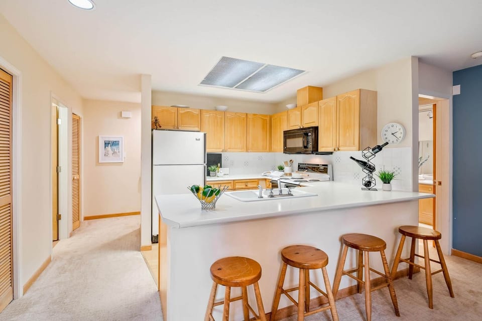 Fully Equipped Kitchen with Breakfast Bar.
