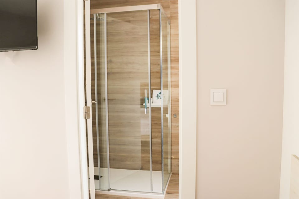 Superior Double Room | Bathroom | Shower, rainfall showerhead, free toiletries, hair dryer