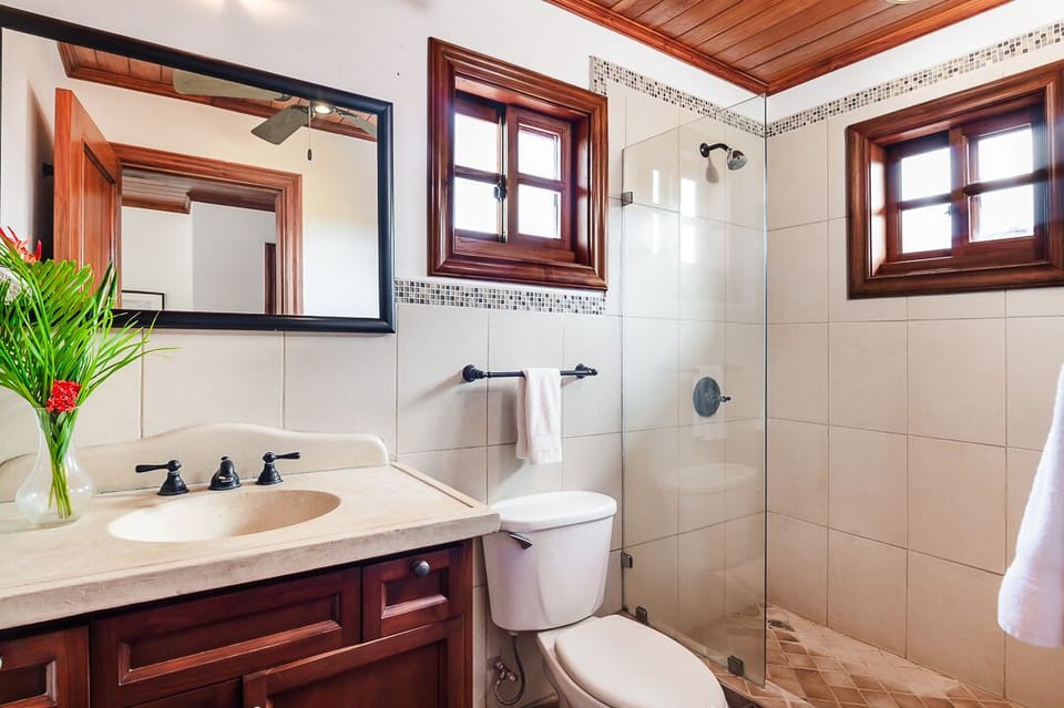 Modern guest bathroom at the Langosta Beach villa in Tamarindo, featuring elegant finishes and tropical details. A clean and comfortable space designed for relaxation during your Costa Rica beach vacation.