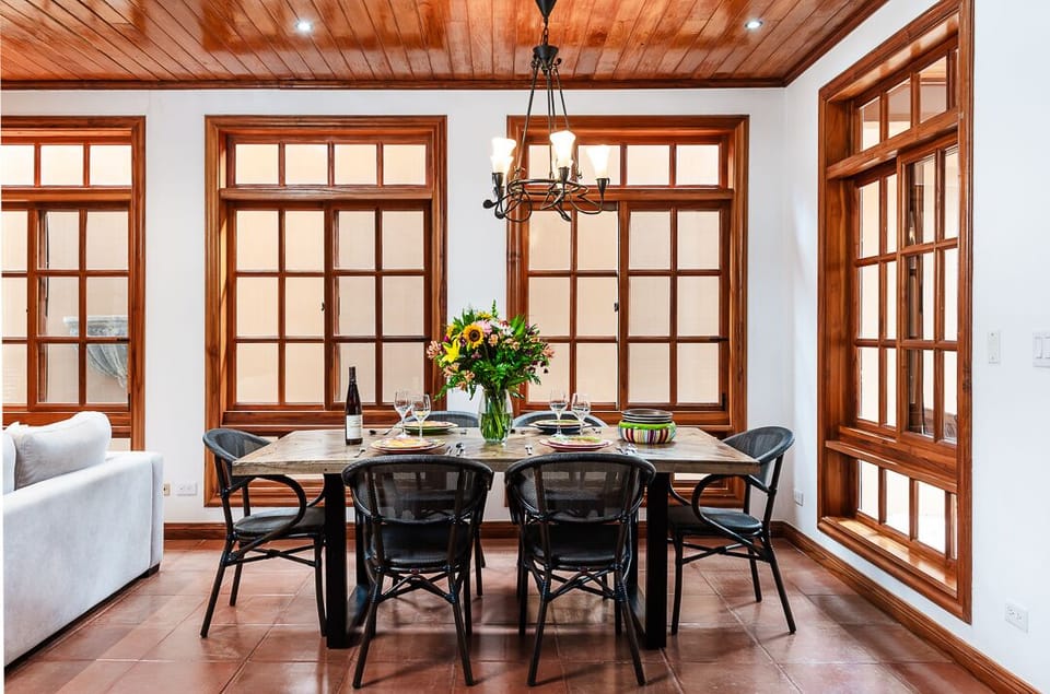 Dining table for six at the Langosta Beach villa in Tamarindo, featuring beautiful Costa Rica–style décor. Best option for a family-friendly villa in Langosta, perfect for a family vacation and enjoying meals together near the beach.