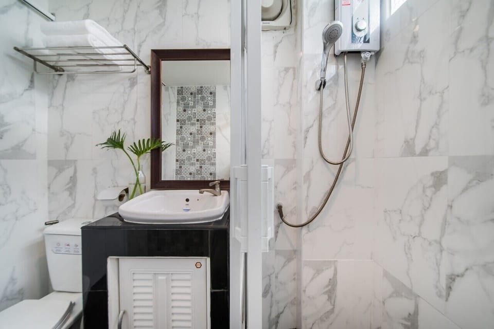 Premier Queen | Bathroom | Shower, rainfall showerhead, hair dryer, bidet