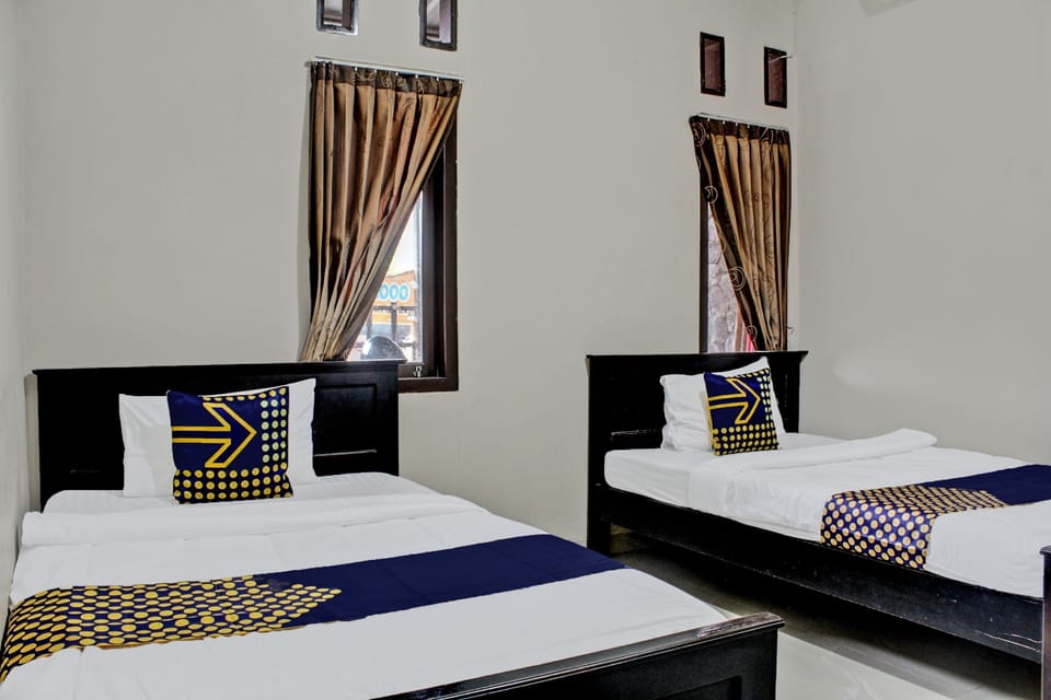 Economy Twin Room | Desk, laptop workspace, WiFi (free), bed sheets