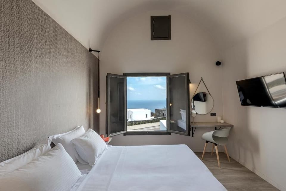 Egyptian cotton sheets, premium bedding, minibar, in-room safe