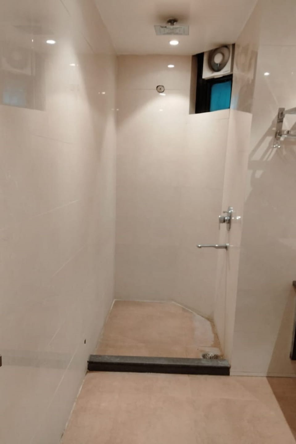 Deluxe Room | Bathroom | Shower, free toiletries, slippers, towels