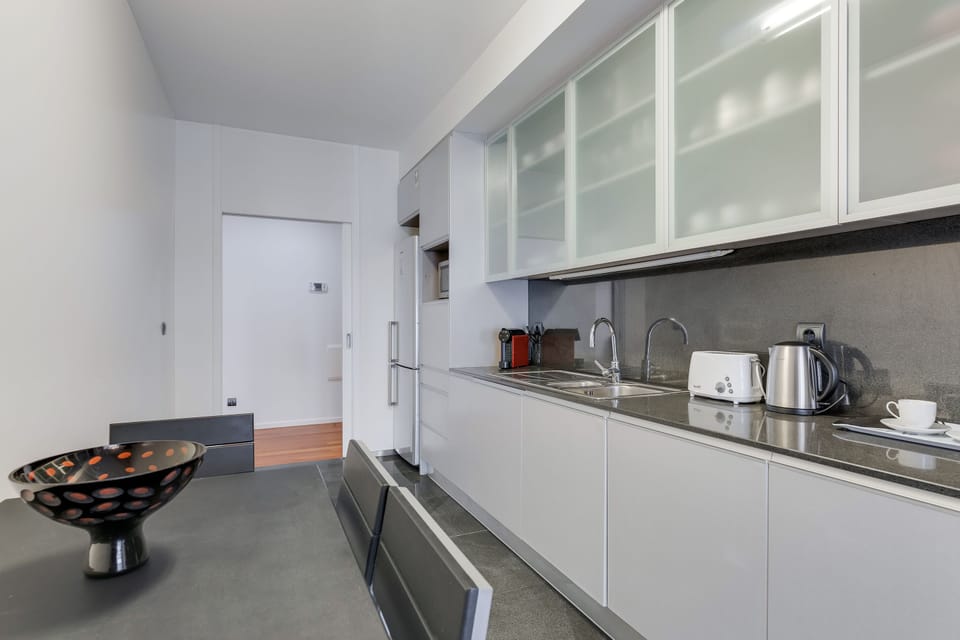 City Apartment | Private kitchen | Electric kettle, dining tables