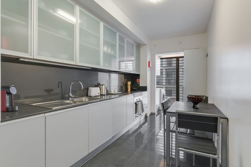 City Apartment | Private kitchen | Electric kettle, dining tables