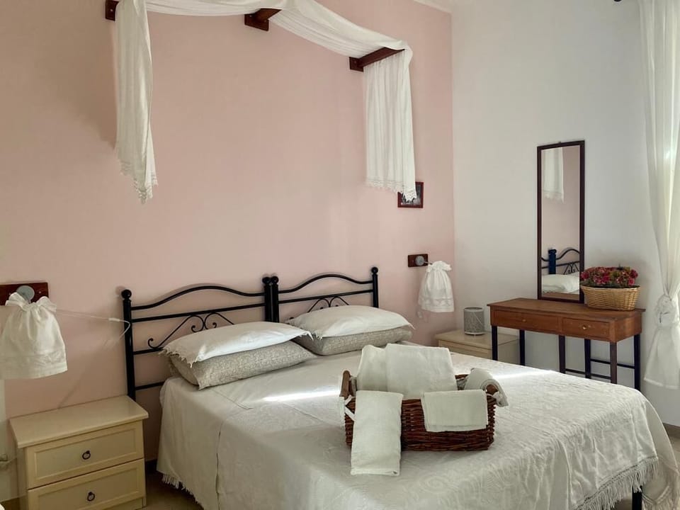 Design Double or Twin Room | Down comforters, desk, laptop workspace, free WiFi