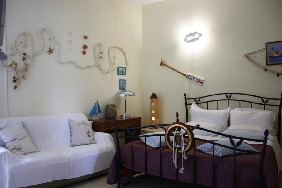 Design Double or Twin Room | Down comforters, desk, laptop workspace, free WiFi