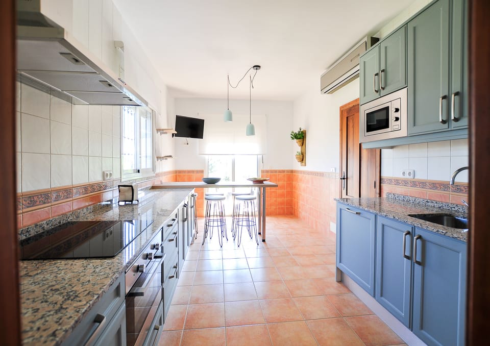 Panoramic Villa | Private kitchen | Full-size fridge, microwave, oven, dishwasher