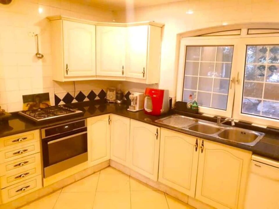 the charming kitchen 