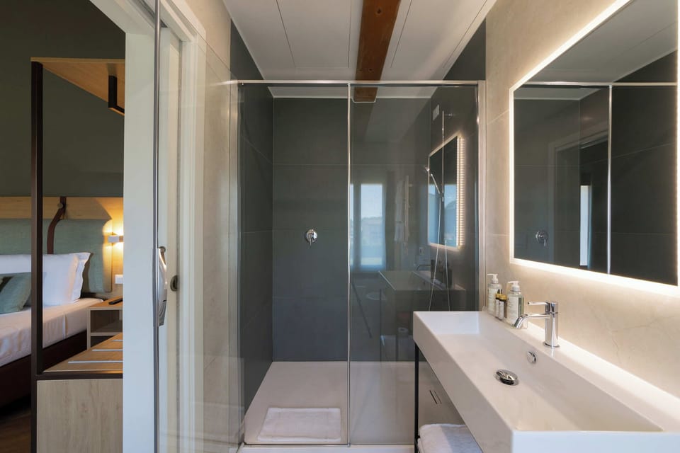 Deluxe Double Room, 1 King Bed (King Deluxe) | Bathroom | Shower, free toiletries, hair dryer, bidet