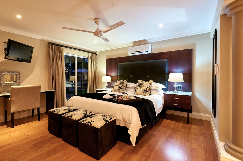 Manor Suite | Premium bedding, minibar, in-room safe, individually decorated
