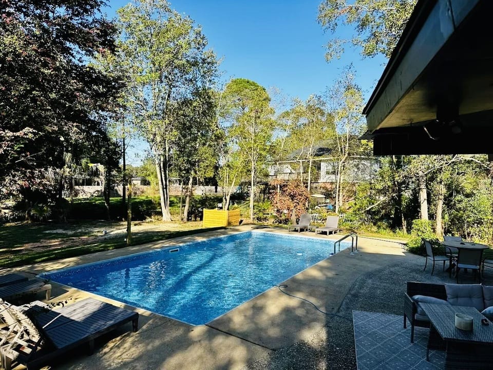 Gorgeous HUGE yard - pool, fire pit, River view, outdoor seating, fully fenced