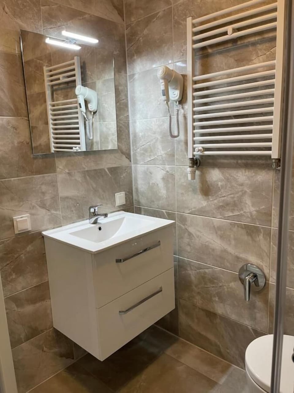 Shower, hair dryer, bidet, towels