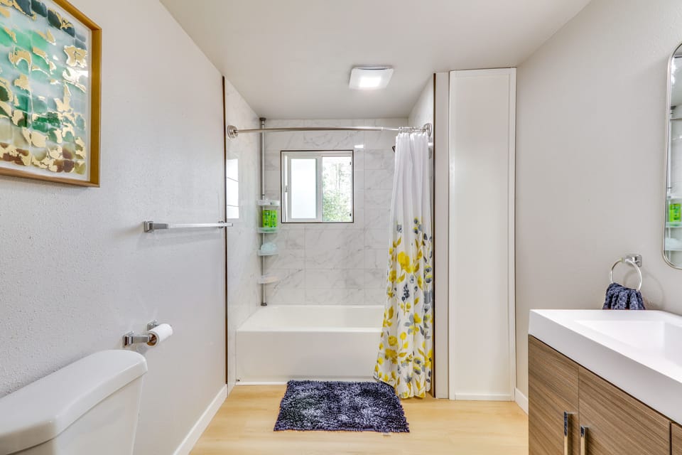 Full Bathroom | Towels Provided | Complimentary Toiletries | Hair Dryer
