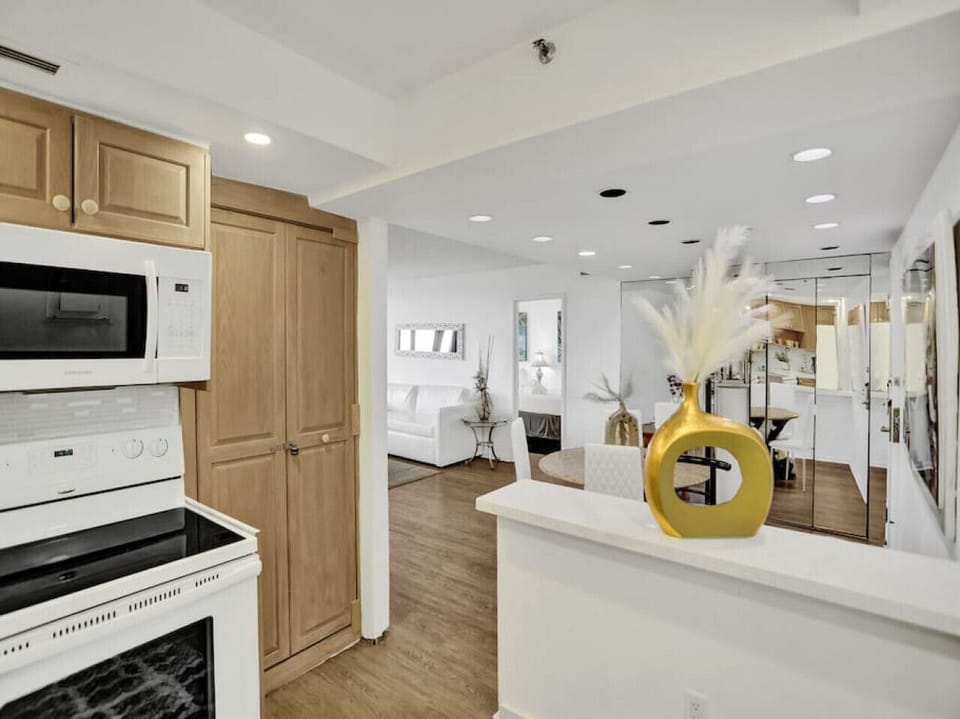 Fully equipped kitchen and dining area