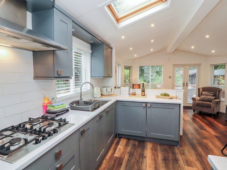 Cottage | Private kitchen | Fridge, electric kettle, toaster, cookware/dishes/utensils