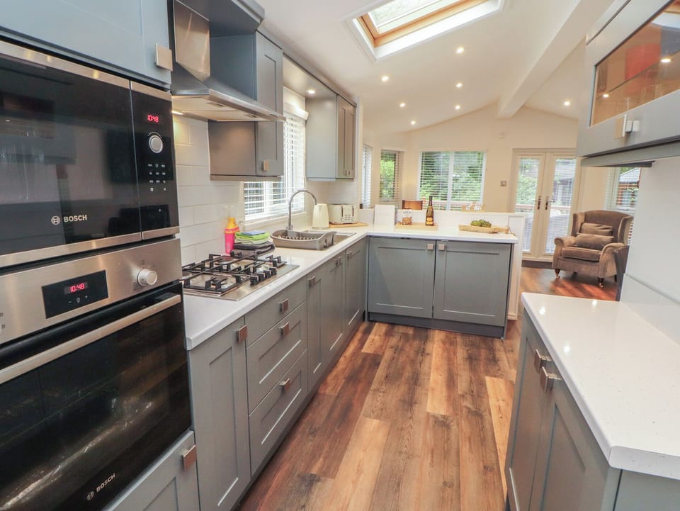 Cottage | Private kitchen | Fridge, electric kettle, toaster, cookware/dishes/utensils