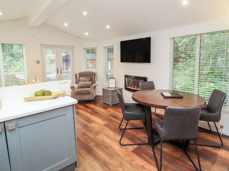 Cottage | Dining
