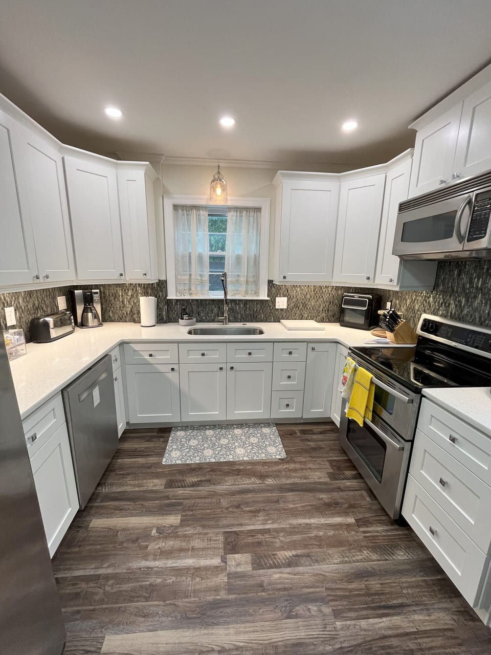 Beautiful updated kitchen with all the amenities.