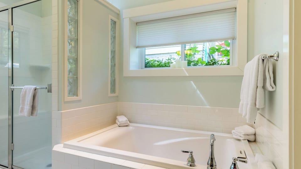 Panoramic Saratoga Passage Views Elegant Whidbey Home by Avantstay Cottage in Camano Island