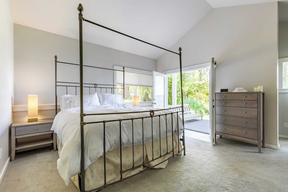 Panoramic Saratoga Passage Views Elegant Whidbey Home by Avantstay Cottage in Camano Island