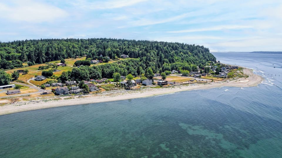 Private Beach Access + Water Views! Sleeps 18, Historic 6bdr Farmhouse w/ Deck Cottage in Whidbey Island
