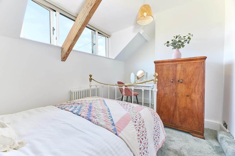Host Stay Waterleap Cottage House in England