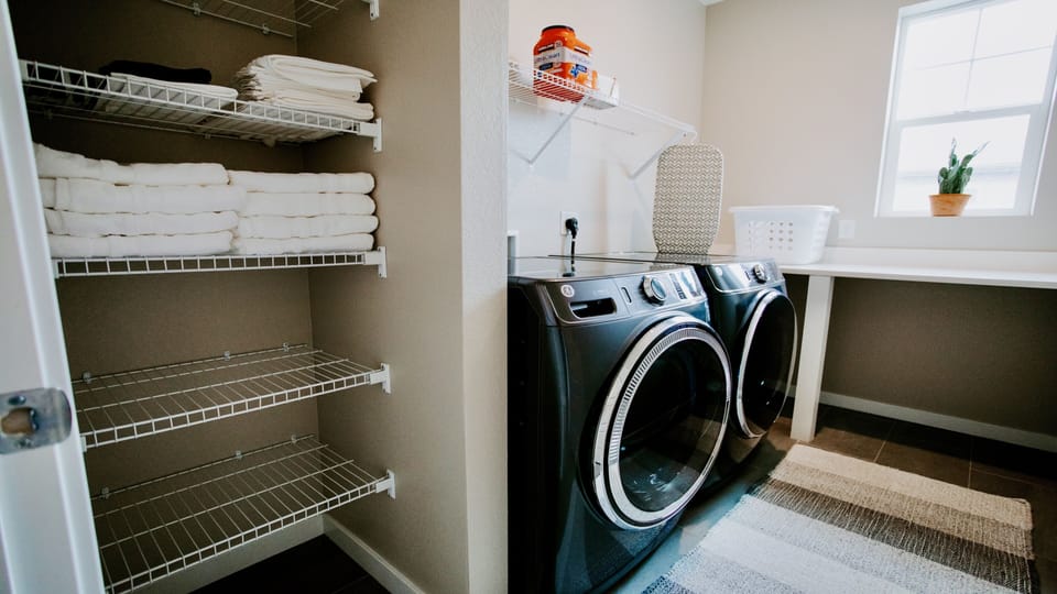 Laundry Convenience: Spacious Room with Washer, Dryer, and Extra Towels.