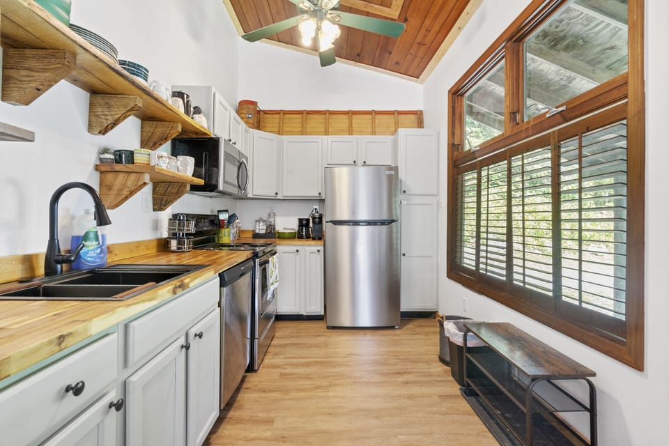 Remodeled kitchen with new dishwasher, fridge, Keurig, Mr. Coffee pot and more!