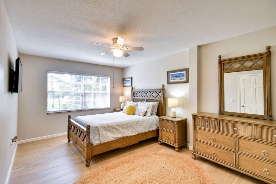 Bedroom 1 | Queen Bed | Linens Provided | Smart TV | En-Suite Bathroom