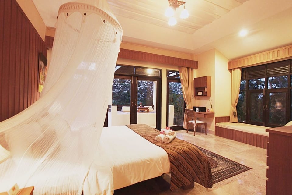 Suite, Pool View | Minibar, desk, free WiFi, bed sheets