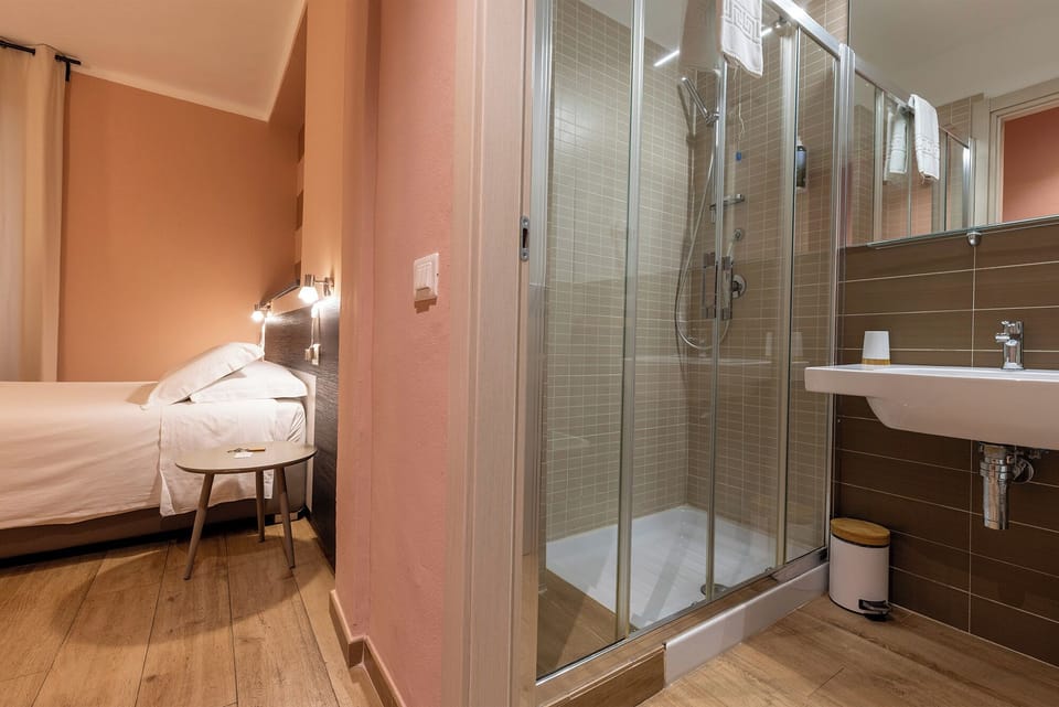 Double Room, 1 Queen Bed, Non Smoking, Private Bathroom | Bathroom | Shower, free toiletries, hair dryer, bathrobes
