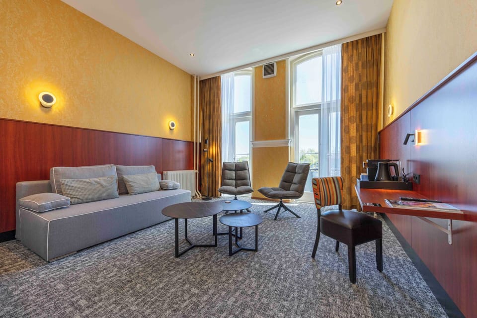 Suite, Balcony | Desk, blackout drapes, free WiFi, bed sheets
