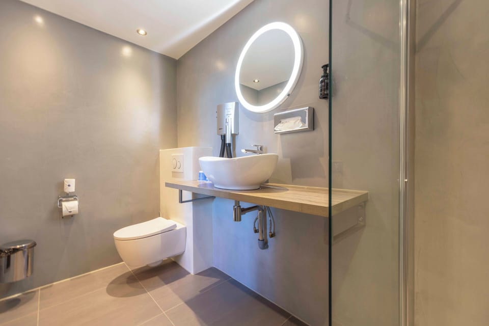 Standard Double Room, 1 Queen Bed | Bathroom | Hair dryer, towels