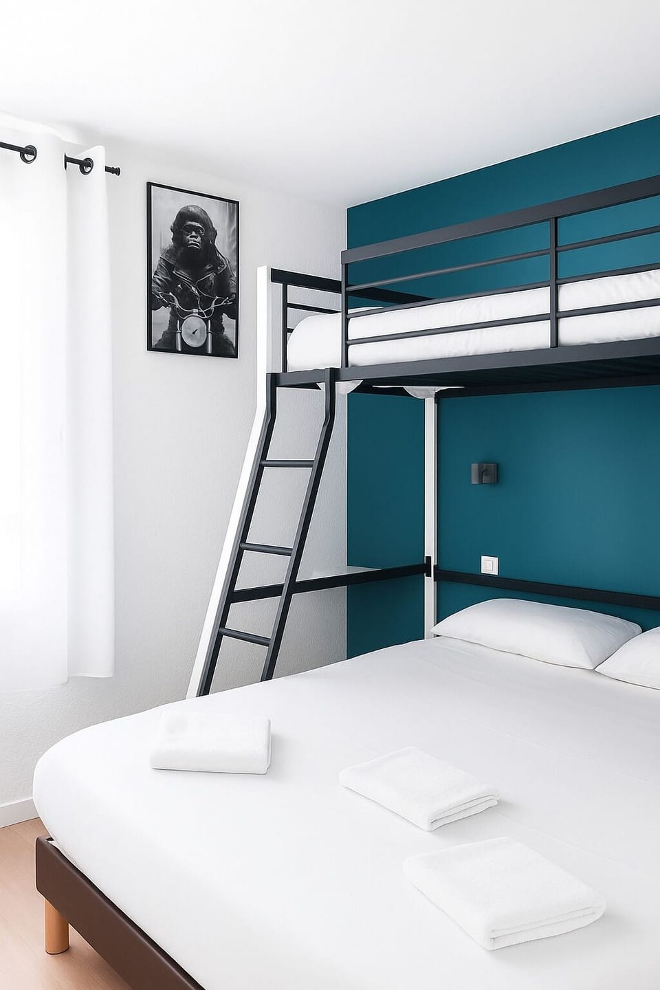Triple Room | Desk, soundproofing, free WiFi, bed sheets