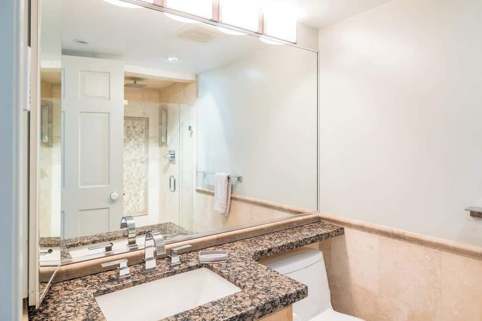 Shared Bathroom (Main Floor)