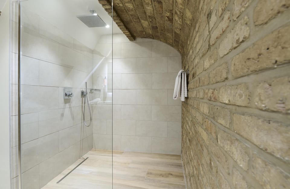 Superior King Size Double Room | Bathroom | Hair dryer, towels