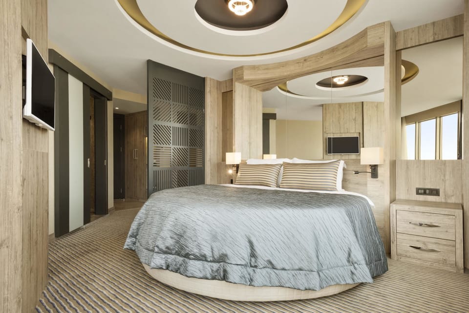 Egyptian cotton sheets, premium bedding, minibar, in-room safe