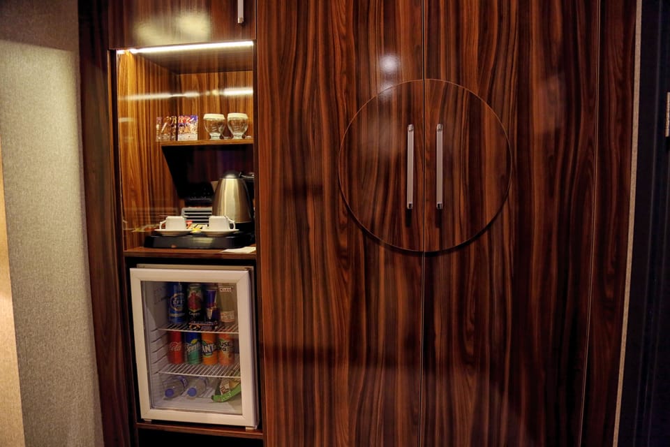 Room, 2 Twin Beds, Non Smoking | Egyptian cotton sheets, premium bedding, minibar, in-room safe