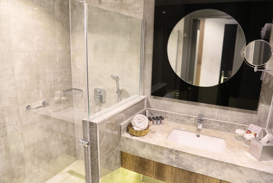 Shower, rainfall showerhead, free toiletries, hair dryer