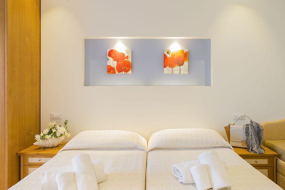 Standard Double or Twin Room | Hypo-allergenic bedding available, in-room safe, desk, WiFi (free)